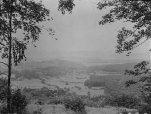Landschaft : Blick über ein Tal in Richtung Königstein mit Burgruine