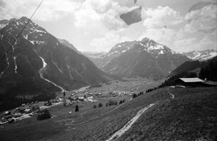 Mittelberg: Blick von der Sesselbahn auf Mittelberg