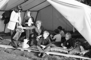 Bonndorf, Ebnet: Jugendzeltlager; Kinder und Elternbesuch im Zelt