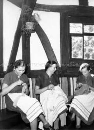 Arbeitsmaiden des Reichsarbeitsdienstes in Thüringen bei Näharbeiten