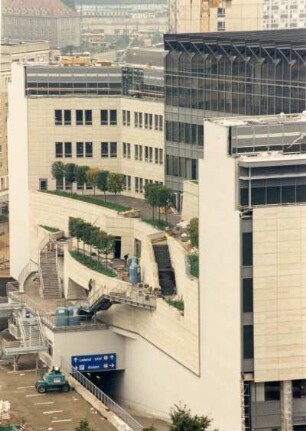 Dresden-Altstadt, Prager Straße 12/Ecke Waisenhausstraße. Warenhaus "Karstadt" (1993/1995). Blick vom Turm der Kreuzkirche. Aufgenommen vor der Eröffnung