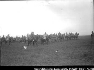 Besichtigung des Feld-Artillerie-Regiments Nr. 46 Enthält: Platte 20, Offiziere zu Pferd reiten im Rücken von Soldaten auf mit Pferden bespannten Geschützlafetten