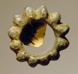 Ring, mit Buckeln verziert