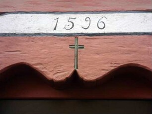 Stadtbild-St Petersgasse-Haus Nr 6 (Dekanat-erbaut 1520 - erneuert 1596)-Ansicht über Giebelseite - Erdgeschoß-Sturz der Eingangstür mit Kreuzsymbol und Jahr 1596 im Detail