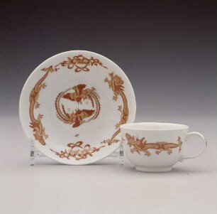 Tasse und Unterschale in Miniaturform mit rotem Drachen, Hôô-Vögeln und ostasiatischen Ornamenten