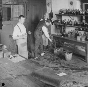 Ausgabe der Farbstoffe : Technikgeschichte | Technologie | Fasern, Gespinste und Gewebe | Wollgarn-Färberei | Michaelis