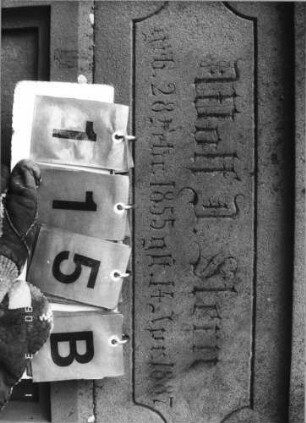 Grabstein 115 (Index: 100114783) Material: Sandstein und ? Zustand: leicht verwittert im Giebel Maße HxBxT: 244x68x32 cm Beschreibung: Ädikula, eingezogener Spitzbogen, Voluten und Akroter, Mohnkapseln im Giebel Symbolik: Mohnkapseln Besonderheit: kulturhistorisch wertvoll / künstl.-formale Gründe (allgemein): Grabstein 115B