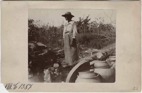 Belén, the potter from Guaruto, in her workshop