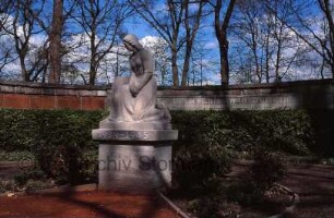 Alter Friedhof: Ehrenmal 1939-45, Skulptur "Trauernde am Feldkreuz" von Richard Kuöhl: hinten Innenwand von Ehrenmal 1914-18