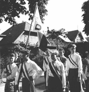 Kindervogelschießen: Umzug: Kurparkallee: Spitzengruppe mit Fahne der Neuen Stadtschule und Vogel, 7. Juli 1959