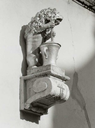 Wohnhaus mit Apotheke