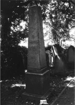 Grabstein 108 (Index: 100085525) Maße HxBxT: 270x58x58 cm Beschreibung: Obelisk, getreppter Sockel: Grabstein 108
