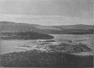 Flusslandschaft : Blick vom Ufer auf einen Fluss und seine Umgebung