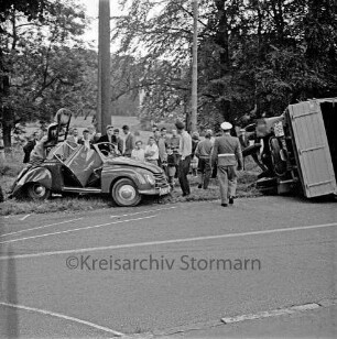 Verkehrsunfall: B 75: Kurve vor Schloss: Cabriolet und Lkw: beschädigtes Cabriolet, umgestürzter Lastwagen, Schaulustige, Polizist: Kreide-Markierungen auf Straße