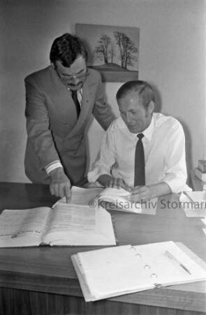 Amtsverwaltung: Amtsvorsteher: Mitarbeiter: Amtsvorsteher Erich Peter und leitender Verwaltungsbeamter Peter Dau am Schreibtisch