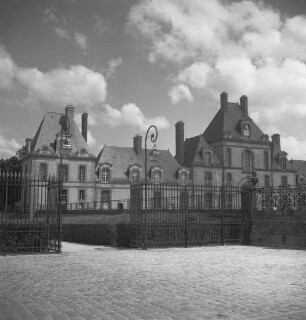 Château de Fontainebleau — Cour des Offices