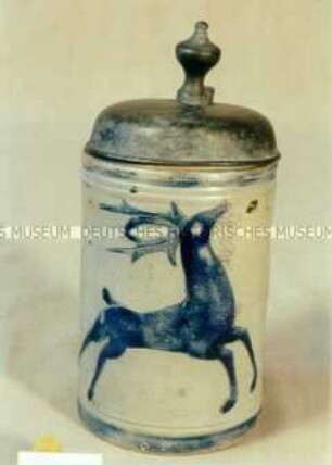 Walzenkrug mit Zinnmontierung und Dekor "Springender Hirsch"