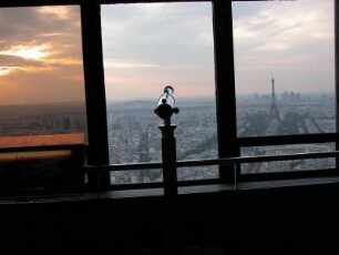 Blick vom Tour Montparnasse abends zum Eiffelturm