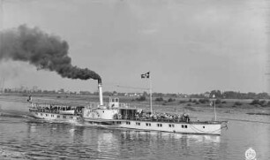 Personen-Seitenraddampfer "Lössnitz" (1873, Werft Blasewitz) in Fahrt stromauf bei Heidenau