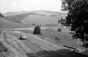 Belchenstraße mit Blick ins Tal am Wiedener Eck von der Böschung aus