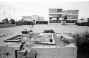 Freiburg: Adolf Reichwein-Schule, Vordergrund Brunnen, Außenansichten