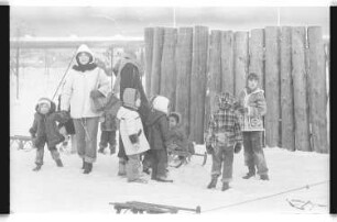 Kleinbildnegativ: Kinder, Spielplatz einer Bürgerinitiative, 1979
