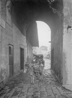 Frau auf einem Esel sitzend in Nizza