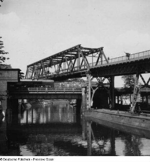 Berlin-Kreuzberg. Stahlbrücken für Reichs- und U-Bahn in zwei Ebenen über den Landwehrkanal
