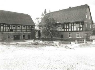 Schönberg-Köthel, Hauptstraße 84. Vierseithof (1819). Wohnstallhäuser mit Torbogen, Hofseite