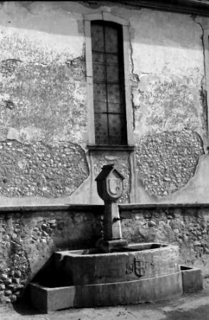 Freiburg, Betzenhausen: Brunnen an der Kirche
