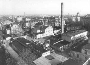 Dresden-Friedrichstadt, Friedrichstraße 48. Krankenhaus Dresden-Friedrichstadt Städtisches Klinikum. Blick vom Neuen Schwesternwohnheim über das Krankenhausgelände mit Verwaltungs- und Wirtschaftsgebäuden, Pathologischem Institut und ehem. Marcolini- Palais