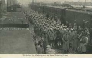 Französische Kriegsgefangene auf dem Bahnhof von Laon