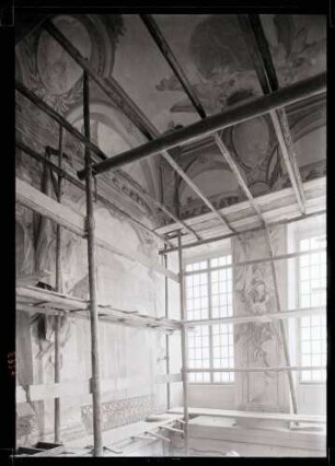 Schloß; Treppenhaus, ausgedecktes Deckenbild, während der Restaurierung