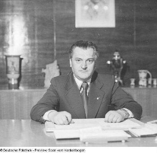 Gerhard Schill, Oberbürgermeister von Dresden, am Arbeitsplatz, Porträts