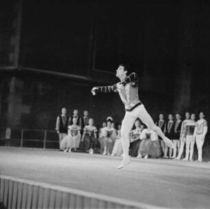 Schwanensee in Meißen 1955 : Ballett "Schwanensee" von Peter Tschaikowski im Burghof der Albrechtsburg Meißen. Mit Ballett und Orchester der Sächsischen Staatsoper Dresden
