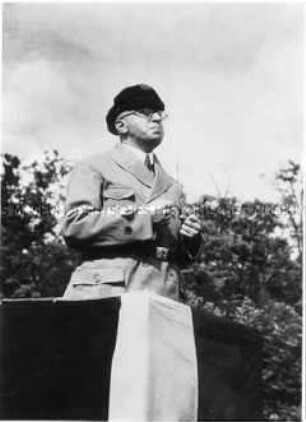 Hermann Tempel spricht bei einer Veranstaltung des Reichsbanners