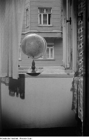 Globus am offenen Fenster
