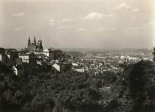 Prag. Blick vom Kloster Strahov zum Hradschin mit Veitsdom