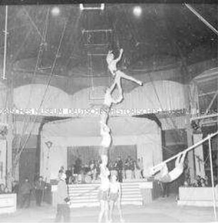 Turnakrobatik im Circus Busch in Berlin (Ost)