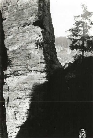 Sächsische Schweiz, Bielatal. Spannagelturm. Seilschaft Ehrhardt Renger an der Bruchholzkante (Nordostkante, VIIb)