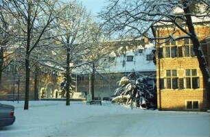 Schloß Reinbek: Innenhof: Süd- und Nordflügel angeschnitten
