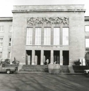 Dresden-Strehlen, August-Bebel-Straße 19. Ehem. Luftgaukommando (Regierungspräsidium / Bundeswehr, um 1930/1940; W. Kreis). Haupteingangsfront