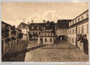 Blatt 47 aus "Dresdens Festungswerke im Jahre 1811" vor der Demolierung: Das Frau-Mutter-Haus (rechts) und das Amtsarchiv (links) in der Bastion Jupiter (heute Rathausplatz), Blick aus dem Hof nach Norden in Richtung Altstadt
