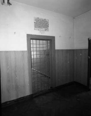 Ehemalige Kaserne der Sowjetarmee. Dienstraum (ohne Inventar), Tür (mit Stahlgitter?) : Dresden-Albertstadt, Königsbrücker Straße 88. Ehemalige Kaserne der Sowjetarmee. Dienstraum (ohne Inventar), Tür (mit Stahlgitter?)