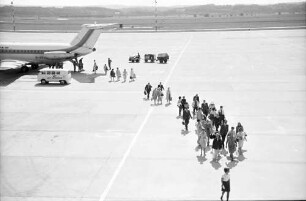 Basel (CH) - Mülhausen (F): Flugplatz; Fluggäste aus London kommen von Flugzeug