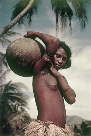 Reisefotos. Junges Mädchen mit Wassermelone ? (vielleicht in der Karibik)