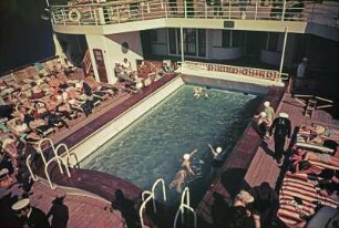Schwimmbecken auf der PATRIA : Bordleben. Schwimmbecken auf dem Passagierschiff Patria