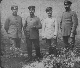 Erster Weltkrieg - "Kriegserinnerungen an Nordfrankreich und die Vogesen". "Assistenzarzt Moog, Oberleutnant Leydhecker, Leutnant Hartmann; Feldwebel Pfeffer"