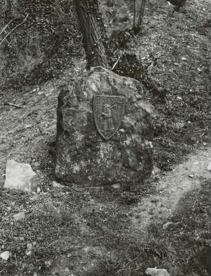 Denkstein mit Wappenschild