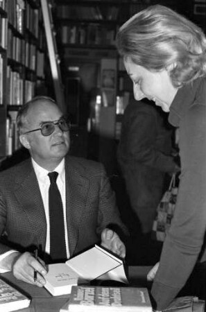 Braun´sche Universitätsbuchhandlung. Signierstunde des CDU-Politikers Rainer Barzel für seine Memoiren "Auf dem Drahtseil"